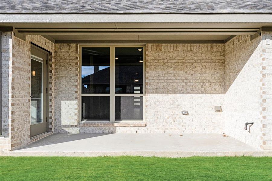 Exterior details and patio area of a home in Sunset Ridge, Alvarado (Image 4).