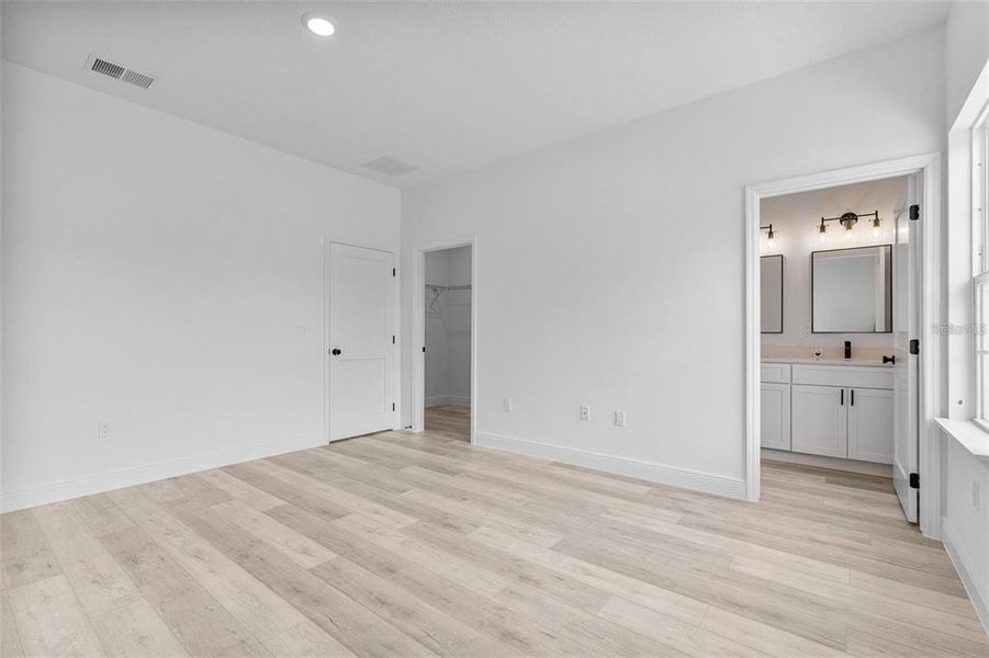 Spacious, unfurnished interior of a new home in , Ocala (Image 21).