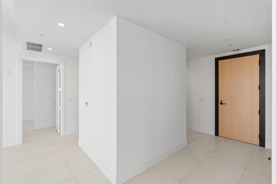 Spacious, unfurnished interior of a new home in , Fort Lauderdale (Image 57).