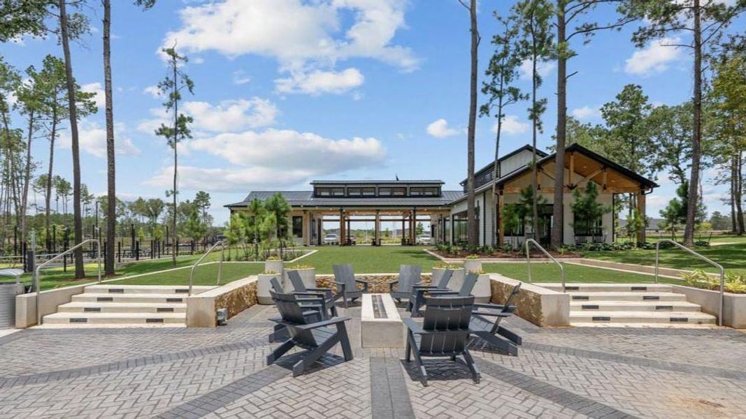 Front exterior of a new home in Silverthorne, Conroe, TX, highlighting curb appeal (Image 19).