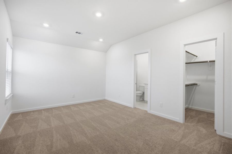 Spacious, unfurnished interior of a new home in Creekhaven, Iowa Colony (Image 30). Spacious, unfurnished interior of a new home in Creekhaven, Iowa Colony (Image 30).