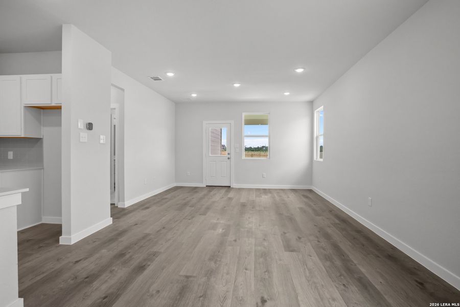 Spacious, unfurnished interior of a new home in Mesa Vista, San Antonio (Image 29).