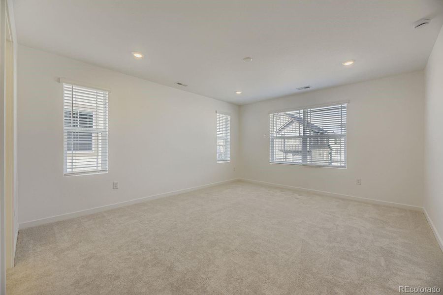 Spacious, unfurnished interior of a new home in Sterling Ranch, Littleton (Image 13).