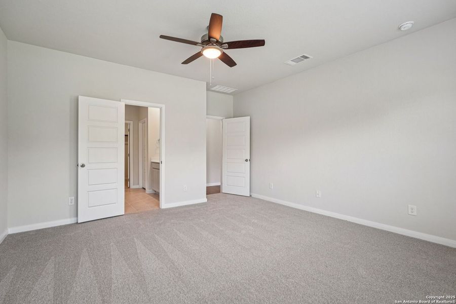 Spacious, unfurnished interior of a new home in Comanche Ridge, San Antonio (Image 16). Spacious, unfurnished interior of a new home in Comanche Ridge, San Antonio (Image 16).