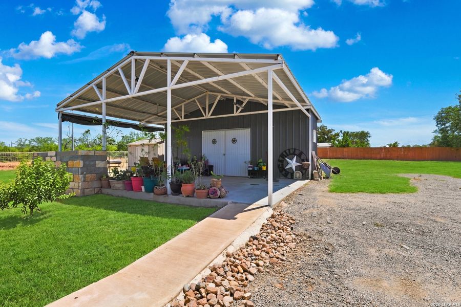 Community amenities in , Von Ormy (Image 27).
