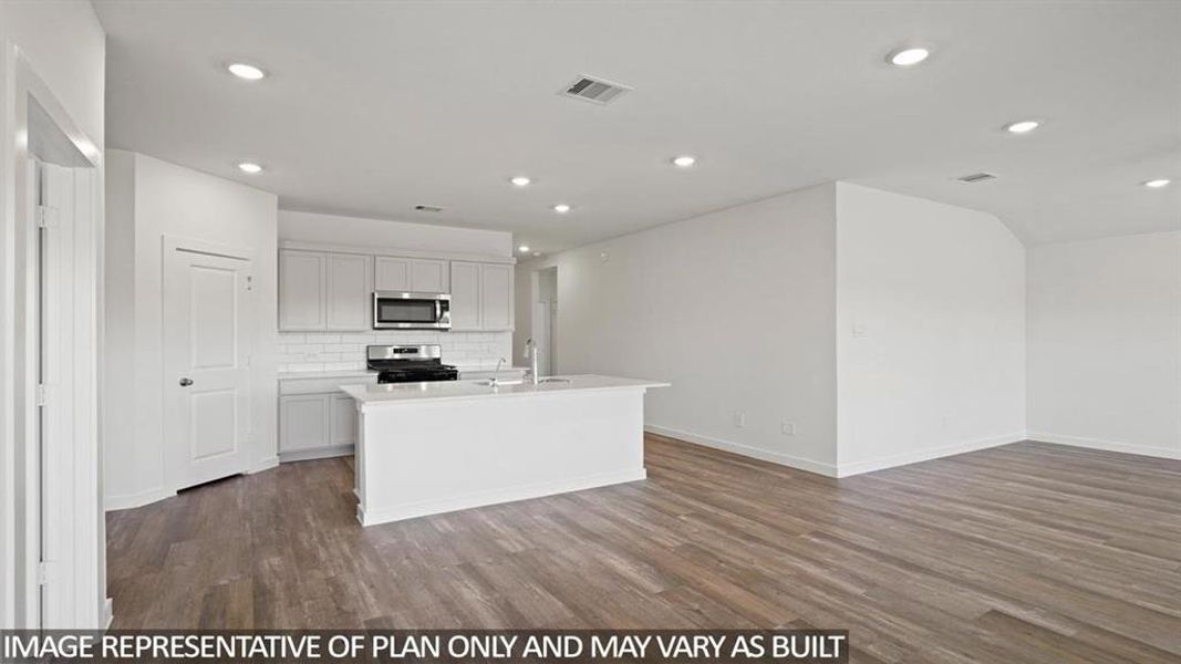 Furnished interior view inside a new home in Silverthorne, Conroe (Image 8).