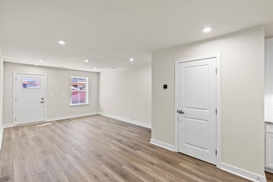 Spacious, unfurnished interior of a new home in Course Club at Prince Creek, Murrells Inlet (Image 9).