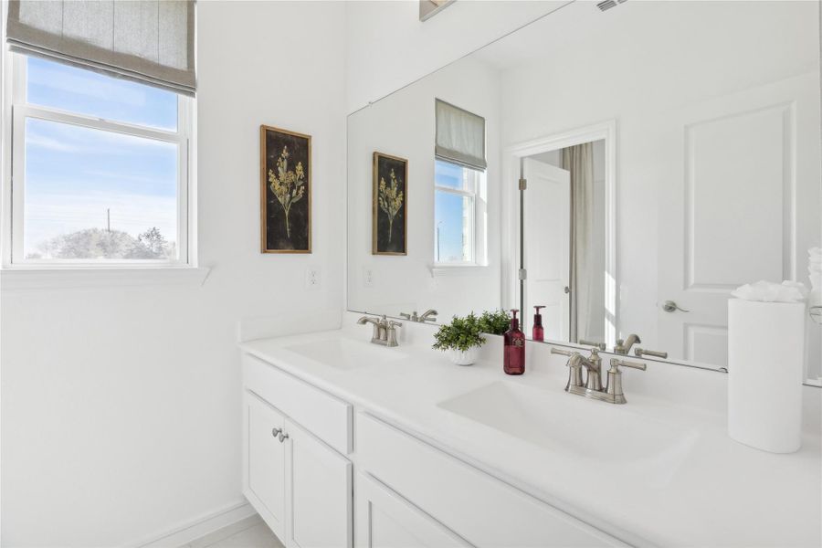 Hall bath (*Photo not of actual home and used for illustration purposes only.)