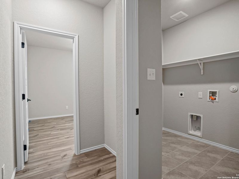 Spacious, unfurnished interior of a new home in Royal Crest, San Antonio (Image 16).