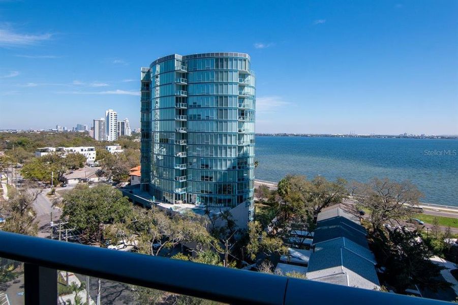 Condo located in Tampa, FL showcasing its design and architecture (Image 39).