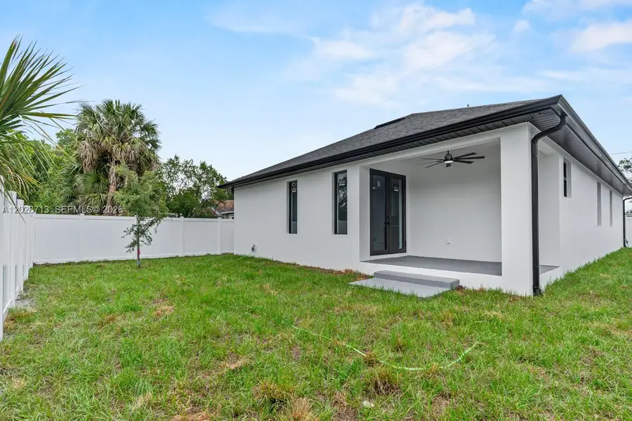 Exterior details and patio area of a home in , Tampa (Image 25).