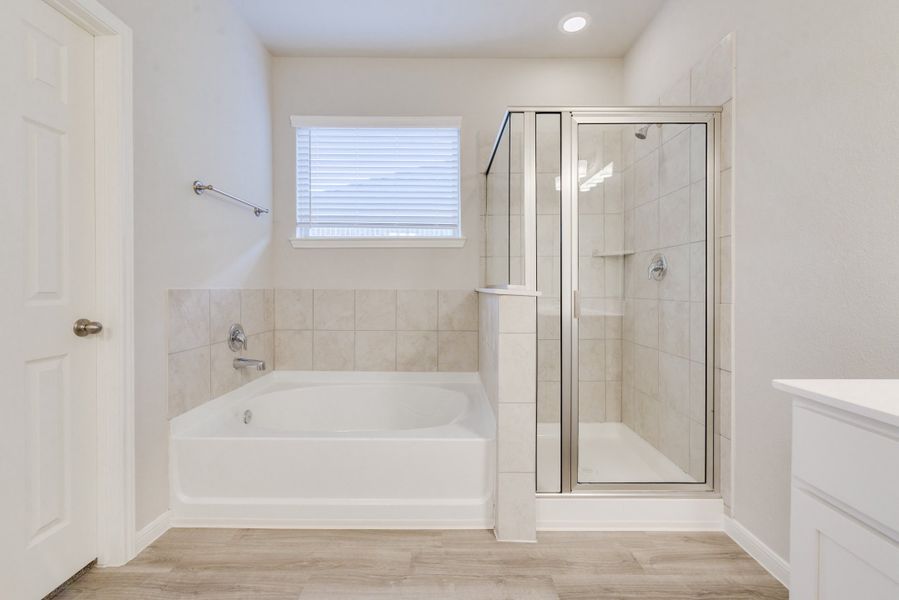 Representative furnished interior of a home built from the Floor Plan 1784 by Colina Homes in River Ranch, Dayton (Image 14).