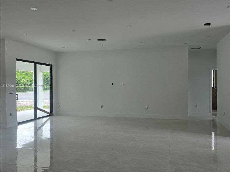 Spacious, unfurnished interior of a new home in , Miami (Image 16).