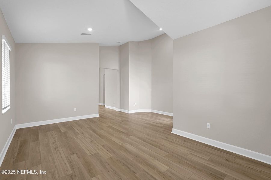 Spacious, unfurnished interior of a new home in Jennings Farm, Middleburg (Image 14).