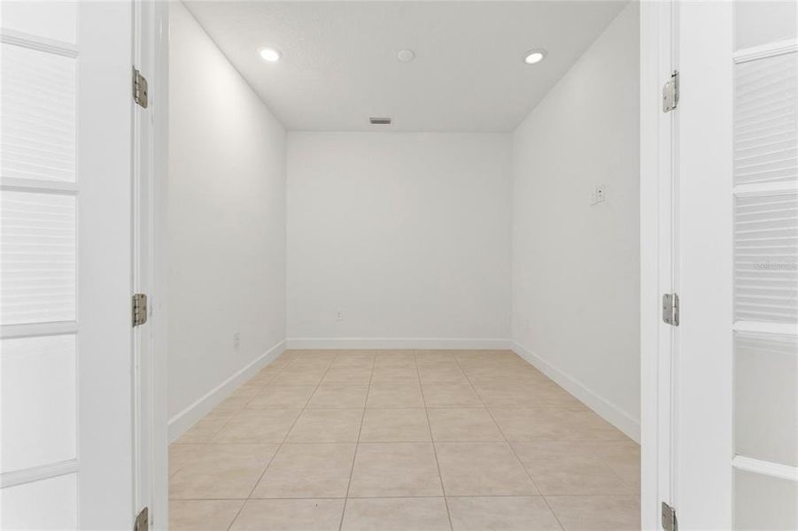 Spacious, unfurnished interior of a new home in , Winter Garden (Image 7).