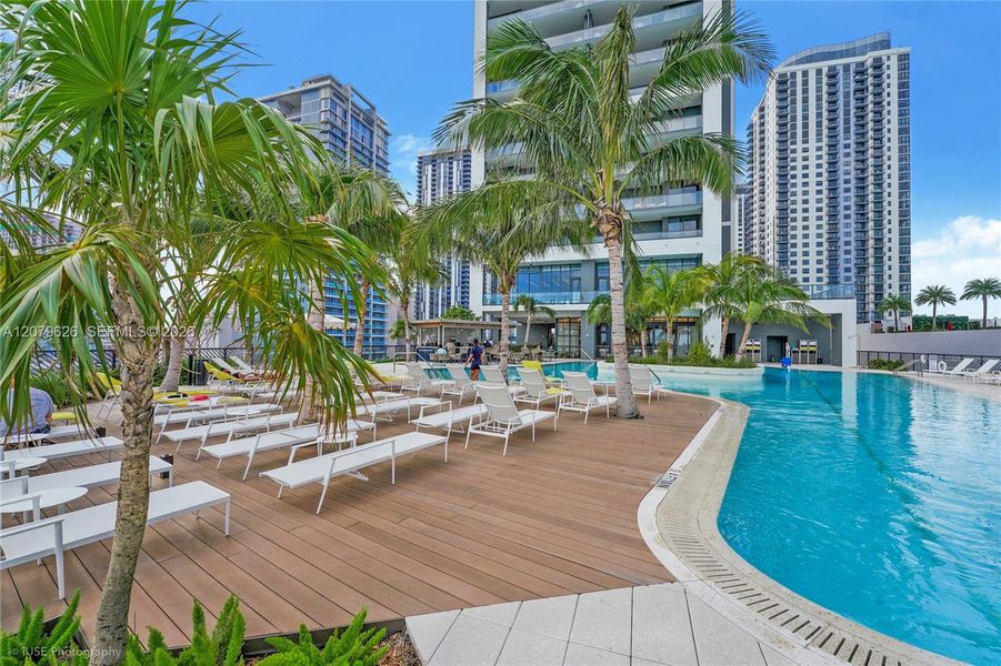 Condo located in Miami, FL showcasing its design and architecture (Image 14).