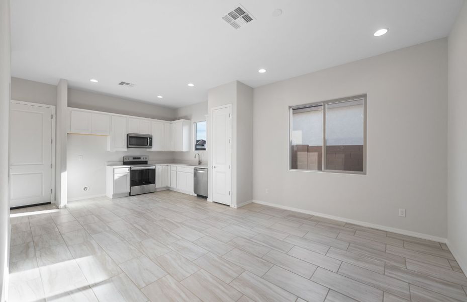 Spacious, unfurnished interior of a new home in Artisan at Asante, Surprise (Image 24).