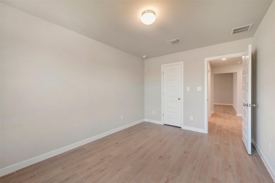 Spacious, unfurnished interior of a new home in Willow Springs, Buda (Image 19).