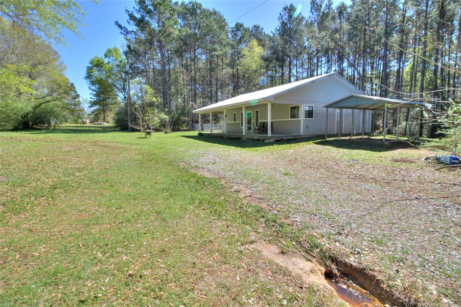 Exterior details and patio area of a home in , Lufkin (Image 8).