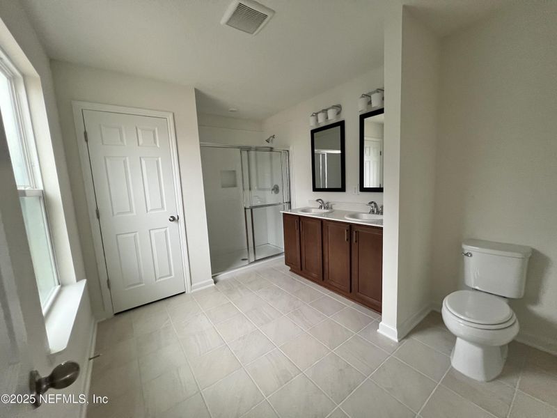 Furnished interior view inside a new home in , Jacksonville (Image 5).