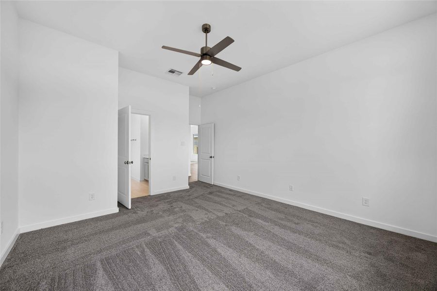 Spacious, unfurnished interior of a new home in La Segarra 40', Brookshire (Image 16).