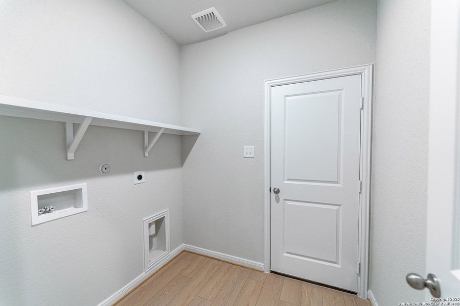 Spacious, unfurnished interior of a new home in Hennersby Hollow, San Antonio (Image 17).