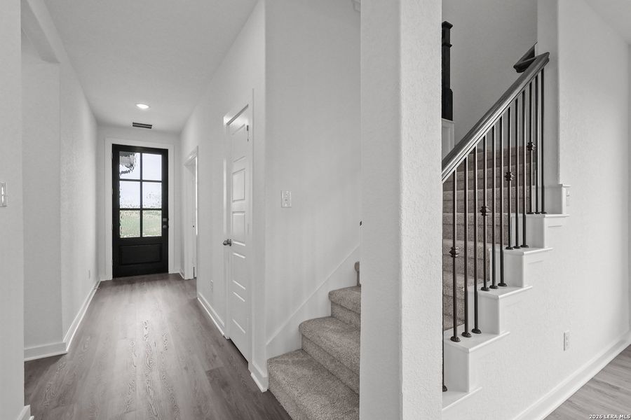 Spacious, unfurnished interior of a new home in Sunflower Ridge, New Braunfels (Image 21).