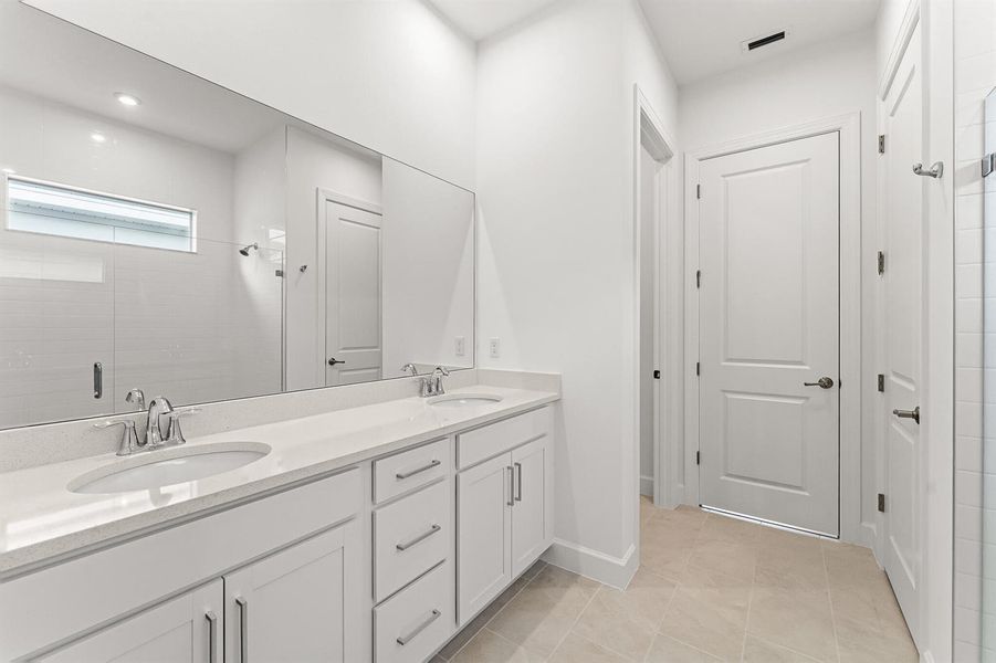 US_SEF_CAMEO_LOT 63_OWNERS BATH