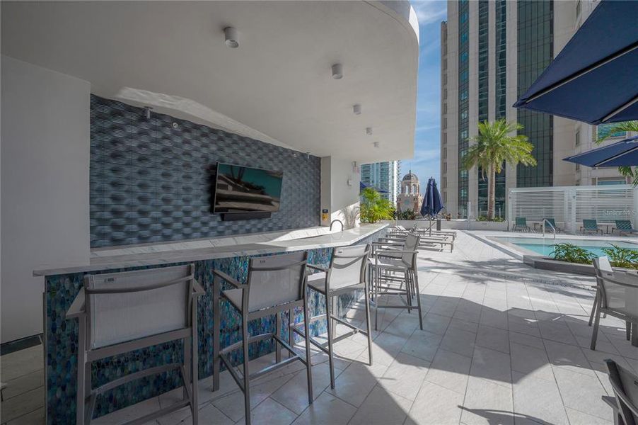 Condo located in St. Petersburg, FL showcasing its design and architecture (Image 37).