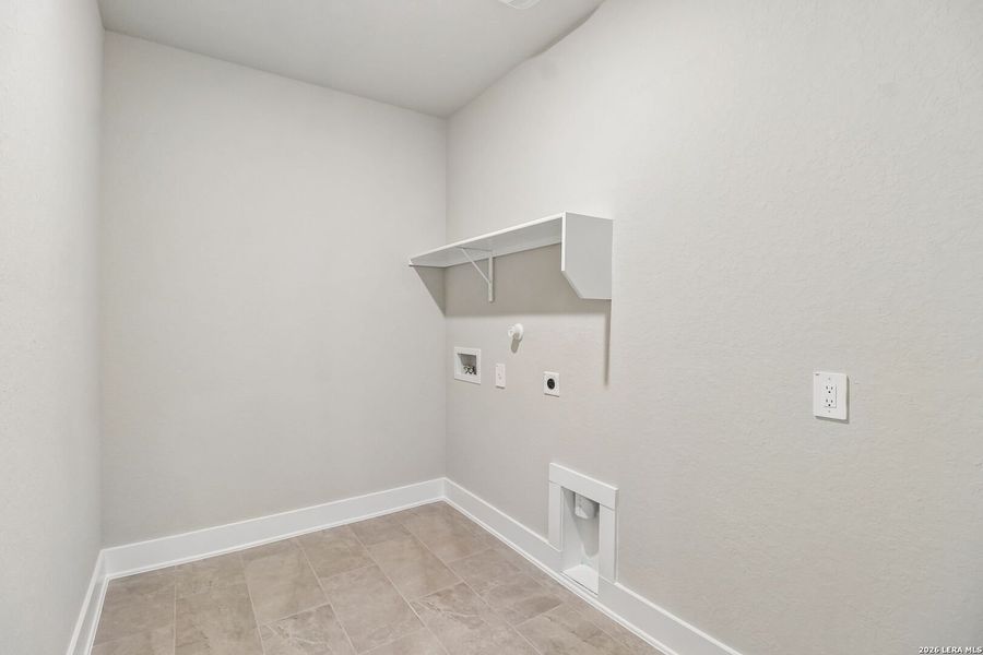 Spacious, unfurnished interior of a new home in Lark Canyon, New Braunfels (Image 17).