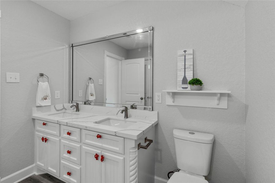 Upstairs Full Bathroom