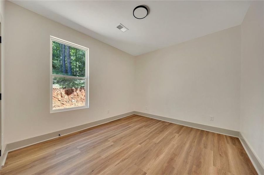 Spacious, unfurnished interior of a new home in , Silver Creek (Image 28).