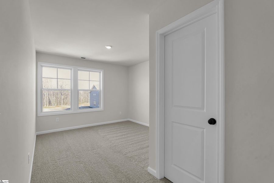 Spacious, unfurnished interior of a new home in Lynbrook, Boiling Springs (Image 27).