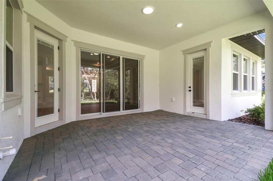 Spacious, unfurnished interior of a new home in Southern Hills Plantation, Brooksville (Image 31).