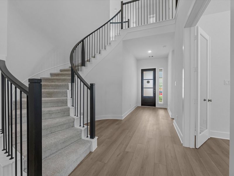 Spacious, unfurnished interior of a new home in Oakhill Reserve, Tomball (Image 11).