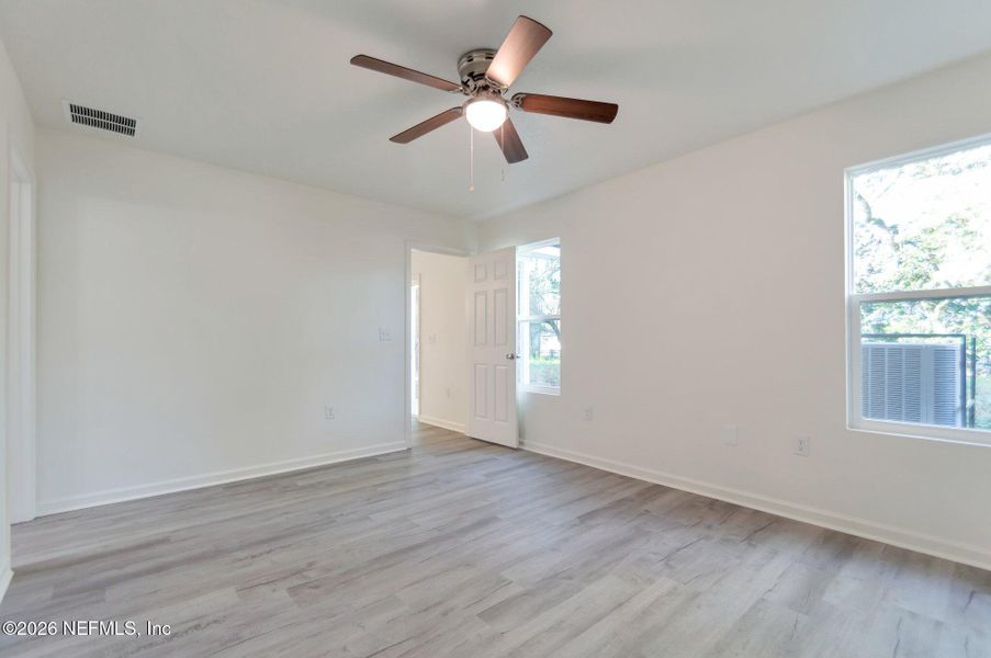 Spacious, unfurnished interior of a new home in , Jacksonville (Image 18).