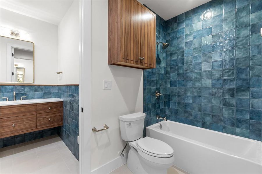 Furnished interior view inside a new home in , Dallas (Image 31).