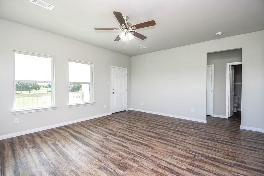 Spacious, unfurnished interior of a new home in , Palacios (Image 9).