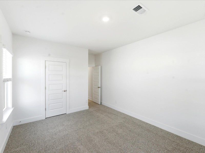 Spacious, unfurnished interior of a new home in The Coves at Lakes of Cane Bay II, Summerville (Image 29).
