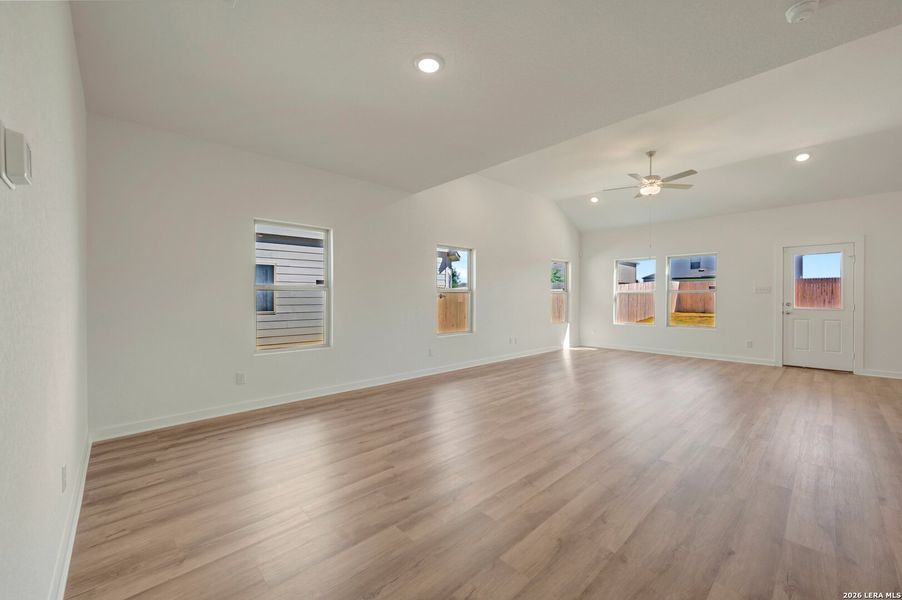Spacious, unfurnished interior of a new home in Cinco Lakes, San Antonio (Image 29).