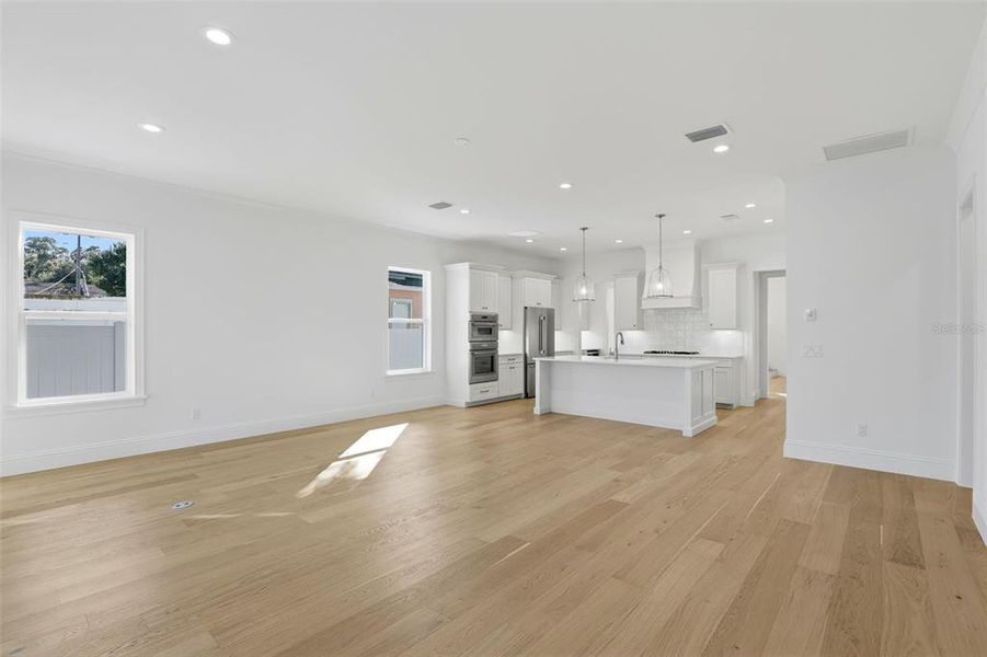 Spacious, unfurnished interior of a new home in , Orlando (Image 24).