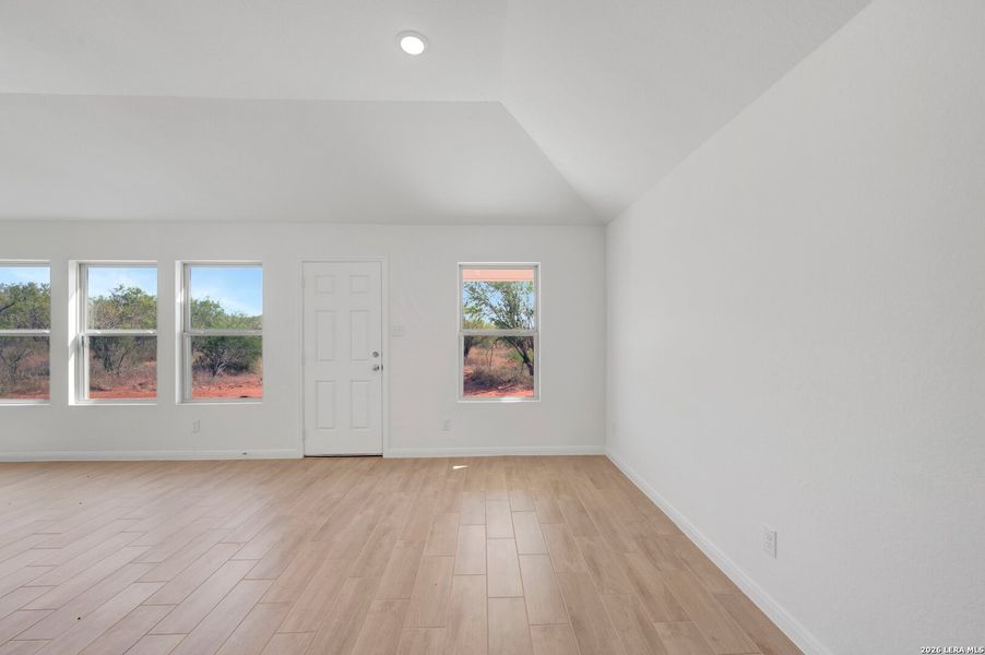 Spacious, unfurnished interior of a new home in Chaparral Ranch, Floresville (Image 27).