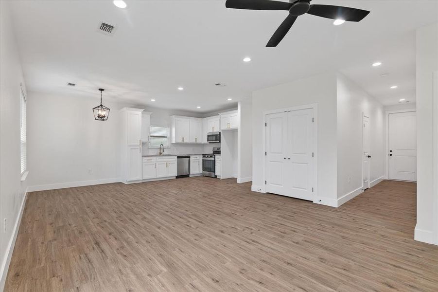 Spacious, unfurnished interior of a new home in , Whitesboro (Image 9).