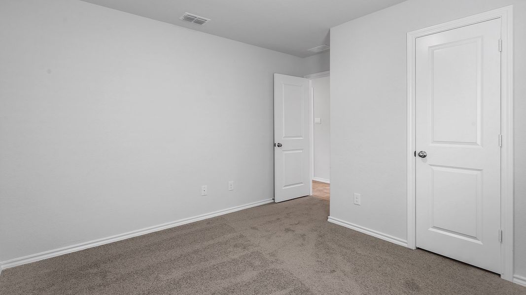 Spacious, unfurnished interior of a new home in Sunnycreek, Fort Worth (Image 34).