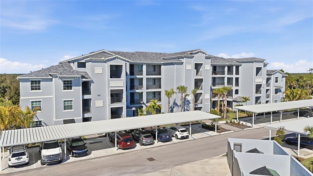 Condo located in Punta Gorda, FL showcasing its design and architecture (Image 5).