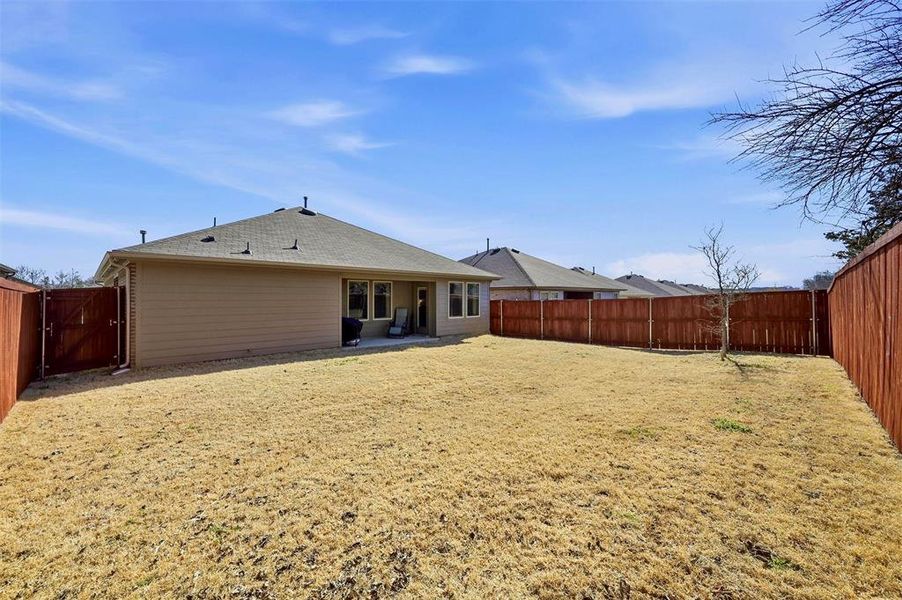 Exterior details and patio area of a home in Three Oaks, Sherman (Image 28).