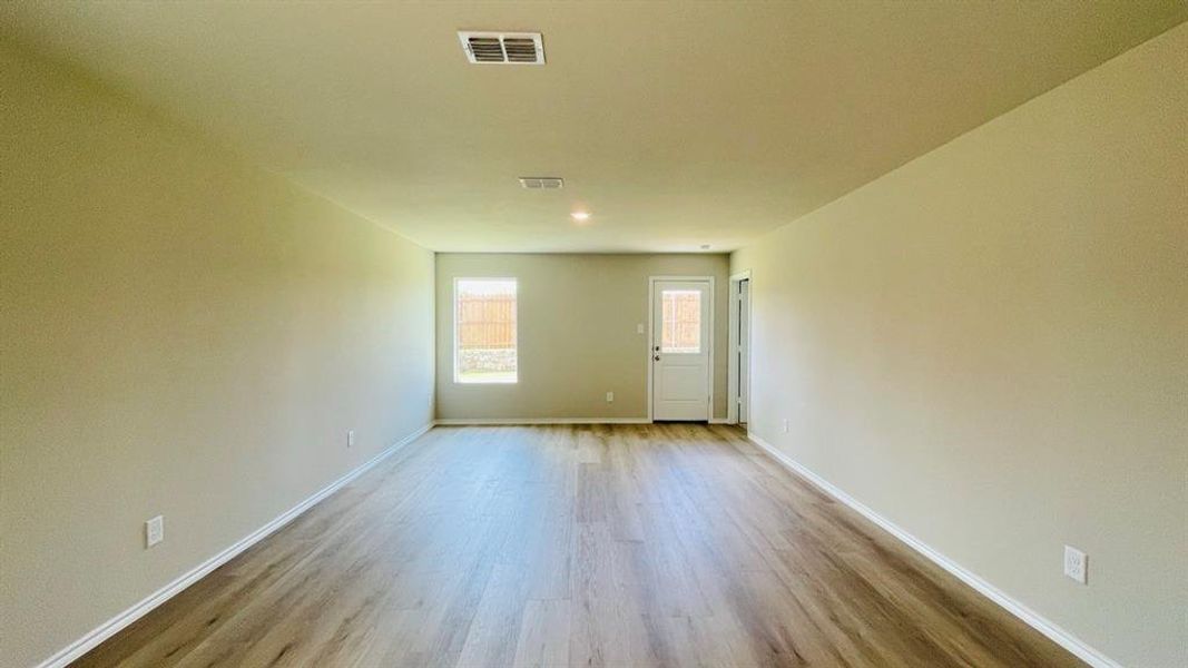 Spacious, unfurnished interior of a new home in Sunnycreek, Fort Worth (Image 11).