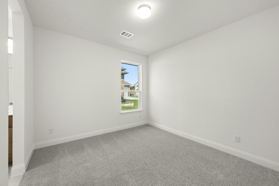 Spacious, unfurnished interior of a new home in Kentsdale Farms, DeSoto (Image 22).