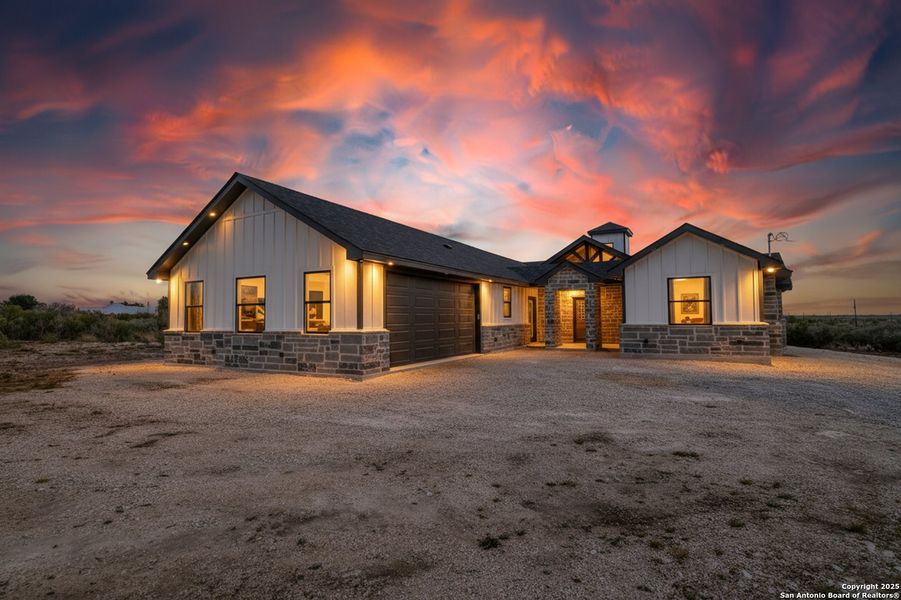 Exterior details and patio area of a home in , Uvalde (Image 18).