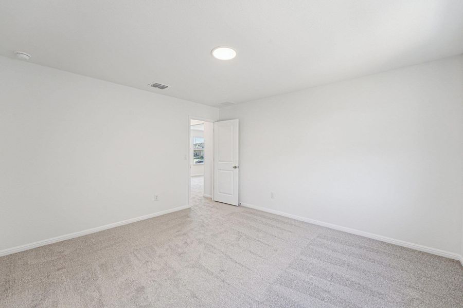Spacious, unfurnished interior of a new home in Porter Country, Buda (Image 22).